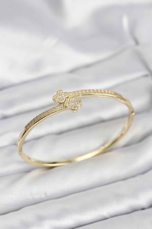Pirinç Gold Renk Zirkon Taşlı Yonca Model Kadın Kelepçe Bileklik 5886