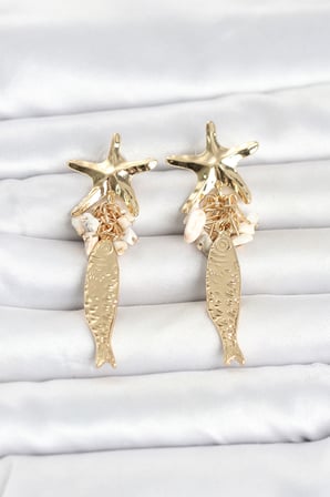Deniz Yıldızı ve Balık Detaylı Krem Taşlı Gold Renk Kadın Küpe 5886