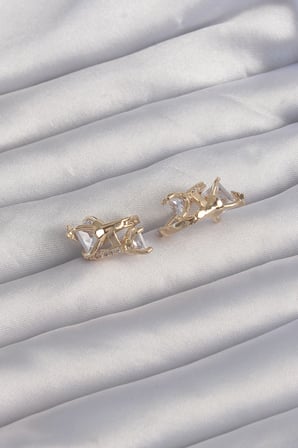 Pirinç Gold Renk İri Zirkon Taşlı Kıvrımlı Minimal Kelebekli Halka Küpe 5886