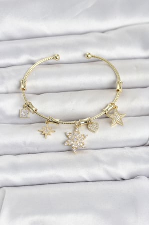 Pirinç Gold Renk Lotus Detay Charmlı Kadın Bileklik 5886