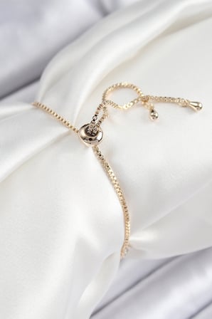 Pirinç Zirkon Taşlı X Detaylı Su Yolu Model Gold Renk Asansörlü Kadın Bilekli