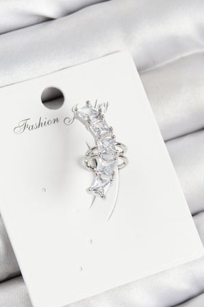 Pirinç Zirkon Taşlı Model Gümüş Renk Sağ Kıkırdak Küpe 5886