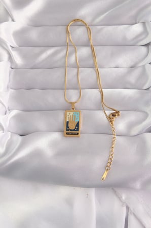 316L Çelik Gold Renk Karışık Mineli El Figür Tarot Kolye 5886