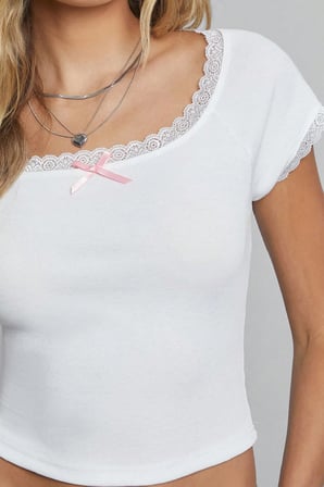 Kadın Beyaz Göğsü ve Kolları Dantelli Fiyonklu Kısa Kol Crop Top Bluz
