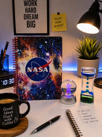 NASA Masa Üstü Hediye Seti – Spiralli Defter, Astronot Kristal Küre LED Lamba, Damla Zamanlayıcı