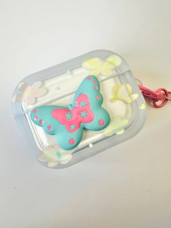 AirPods Pro 3 Uyumlu Şeffaf Kulaklık Kılıfı - 3D Kabartmalı butterfly Figürlü, Hologram Askı Zincirli Darbeye Dayanıklı Kılıf