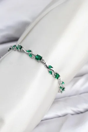 Pirinç Gümüş Renk Yeşil Zirkon Taşlı Çiçek Model Kadın Bileklik