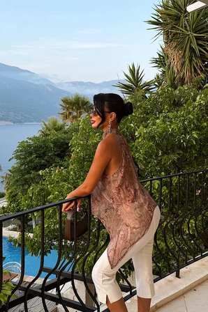 Kahverengi Paisley Kolsuz Halter Yaka Bluz