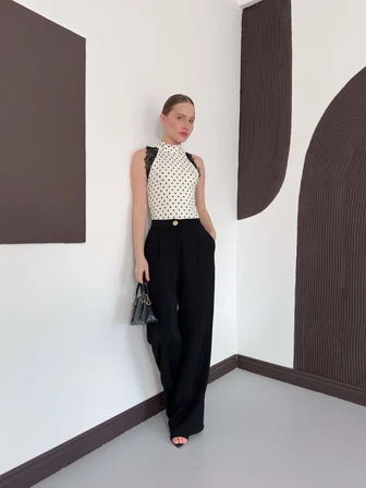 Beyaz Puantiyeli Kolsuz Dar Kalıp Bluz
