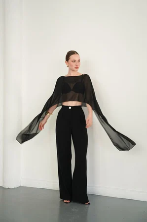 Siyah Zarif Crop Bluz Ekstra Uzun Kollarla