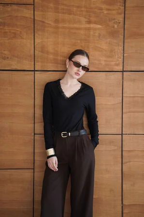 Siyah Çizgili Zarif Dar Kalıp V Yaka Bluz