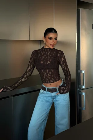 Siyah Çiçekli Dar Kesim Crop Bluz Uzun Düz Kollar