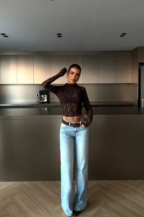Siyah Çiçekli Dar Kesim Crop Bluz Uzun Düz Kollar