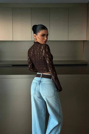 Siyah Çiçekli Dar Kesim Crop Bluz Uzun Düz Kollar