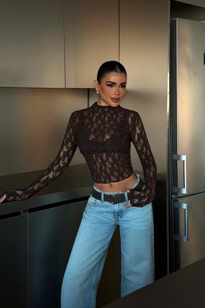Siyah Çiçekli Dar Kesim Crop Bluz Uzun Düz Kollar
