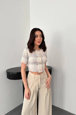 Beyaz Çizgili Ve Düğmeli Bluz