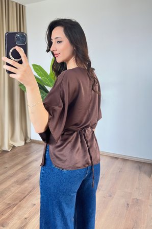 Kahverengi Bluz Yuvarlak Yakalı Ve Normal Kollu