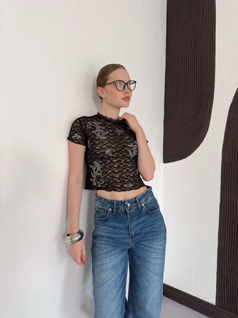 Siyah Çiçekli Dar Kalıp Kısa Crop Bluz Yüksek Yaka