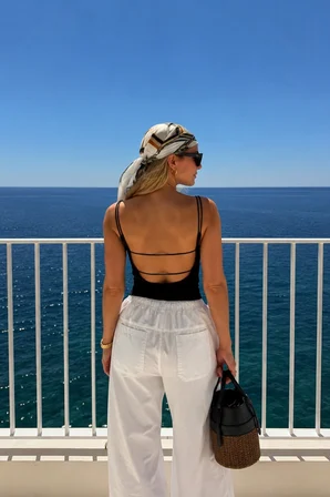 Siyah Kare Yaka Dar Kalıp Bluz