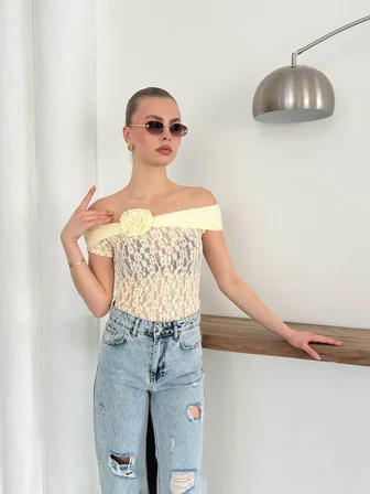 Gül Detaylı Dantel Bluz - Sarı