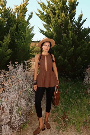 Kahverengi Kolsuz Halter Yaka Bluz