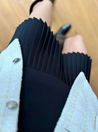 BYB Siyah piliseli kısa etek