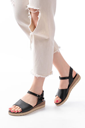 692-500 Siyah Ortopedik Taban Tokalı Kadın Sandalet