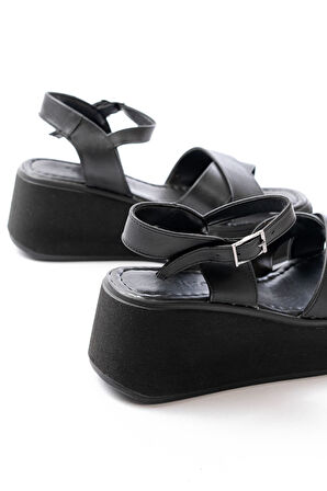 1024 Siyah Dolgu Topuk Çapraz Tokalı Ortopedik Taban Kadın Sandalet
