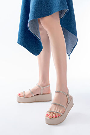 861-1008 Bej Gümüş Taşlı Dolgu Topuklu Kadın Sandalet