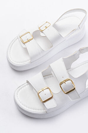 24413-572 Beyaz Günlük Dolgu Topuk Toka Aksesuarlı Kadın Sandalet