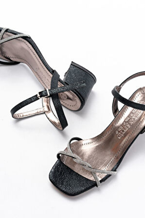 K-888 Kadın Siyah İnce Sarmal Bantlı Topuklu Ayakkabı