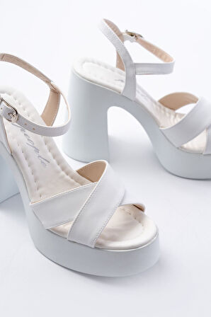 P-105 Beyaz Çapraz Kalın Topuklu Kadın Sandalet