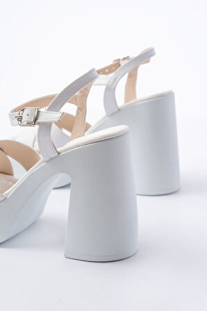 P-105 Beyaz Çapraz Kalın Topuklu Kadın Sandalet