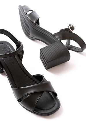 K-11 Siyah Günlük Çapraz Topuklu Kadın Sandalet