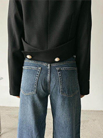 ARKASI İNCİ DÜĞME DETAYLI CROP CEKET - Siyah