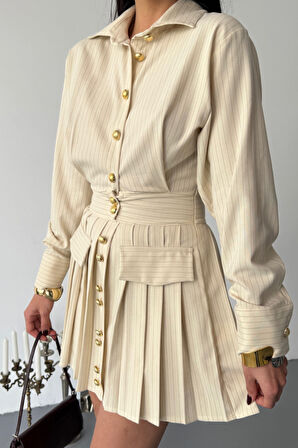 ÖNDEN GOLD DÜĞMELİ PİLELİ KISA ELBİSE - Bej