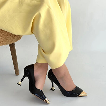 Artem Siyah Rugan Topuklu Ayakkabı