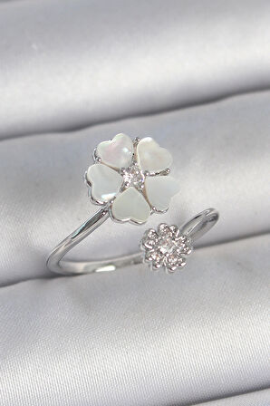 Pirinç Gümüş Renk Beyaz Mineli Çiçek Model Zirkon Taş Detay Kadın Yüzük