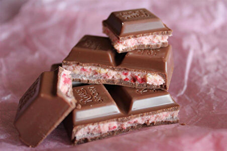 Ritter Sport Strawberry Yogurt - Çilek Parçacıklı ve Yağsız Yoğurt ve Çilekli Krema Dolgulu Sütlü Çikolata 100 g