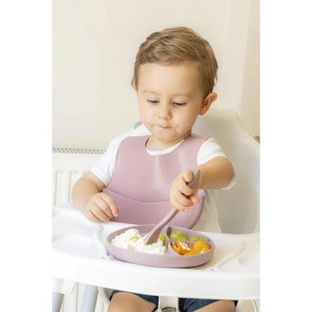Pembe 3’lü Silikon Yemek Seti – Önlük + Diş Kaşıyıcılı Kaşık + Vakumlu Tabak