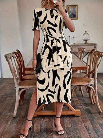 Kadın Kısa Kollu Bisiklet Yaka Desenli Belden Bağlamalı Yandan Yırtmaçlı Süprem Elbise