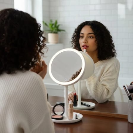 BiiShe® LED Işıklı Yuvarlak Makyaj Aynası – Dokunmatik Ayarlanabilir Işık Tonlu, 360° Döner Masaüstü Profesyonel Makyaj ve Cilt Bakım Aynası