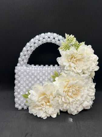 Beyaz Boncuk Gelin Çantası / Çiçek Detaylı Özel Tasarım Nikah, Söz ve Düğün Çantası