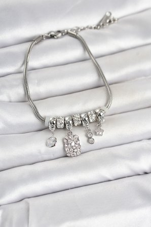 Pirinç Gümüş Renk Çiçek Detaylı Charmlı Kadın Bileklik