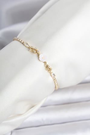 Pirinç Gold Renk Çiçek Model Su Yolu Kadın Bileklik