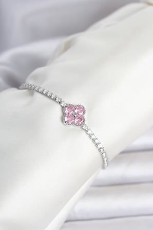 Pirinç Gümüş Renk Pembe Zirkon Taşlı Yonca Model Su Yolu Kadın Bileklik