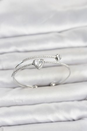 Pirinç Gümüş Renk Kalp Model Zirkon Taşlı Kadın Bileklik