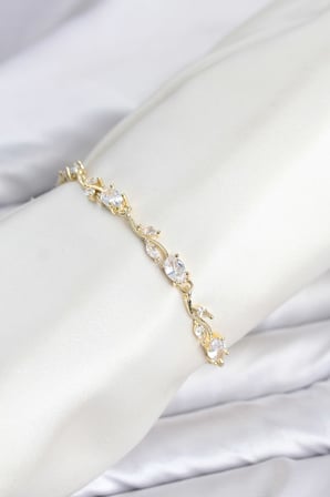 Pirinç Gold Renk Zirkon Taşlı Çiçek Model Kadın Bileklik
