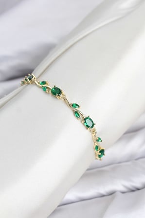 Pirinç Gold Renk Yeşil Zirkon Taşlı Çiçek Model Kadın Bileklik