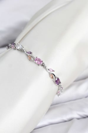 Pirinç Gümüş Renk Pembe ve Mor Zirkon Taşlı Çiçek Model Kadın Bileklik